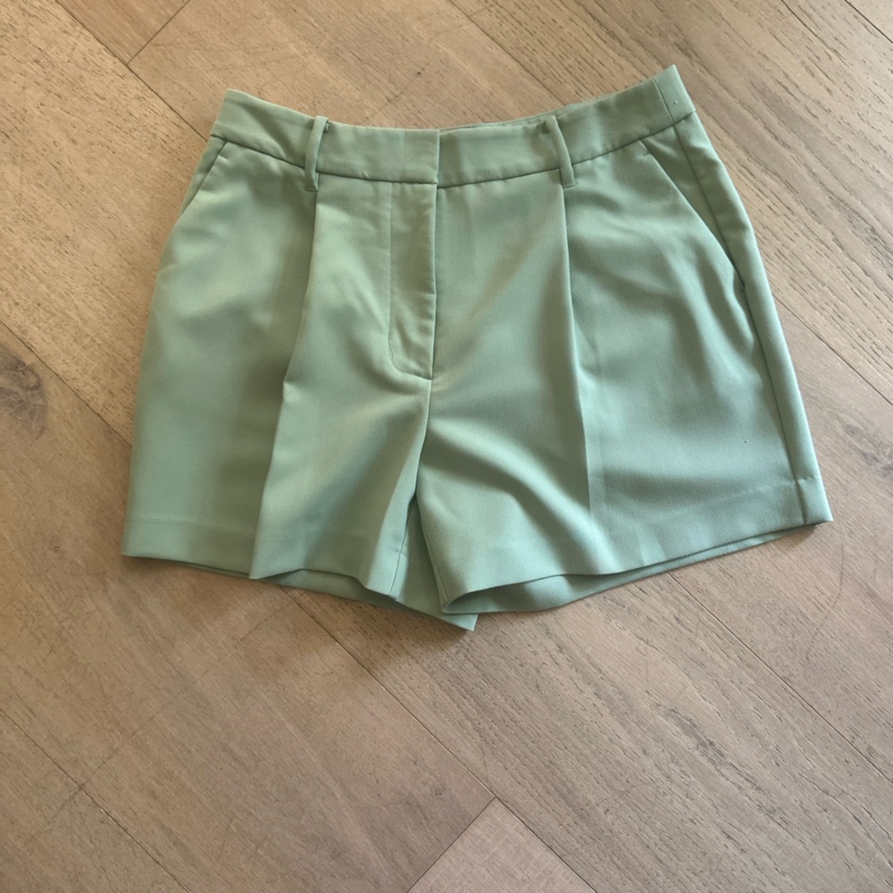 Nine West pleated trouser short size 8
